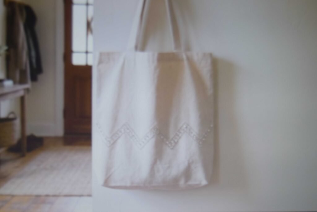 Canvas tote bag decorated with a crystal zigzag design