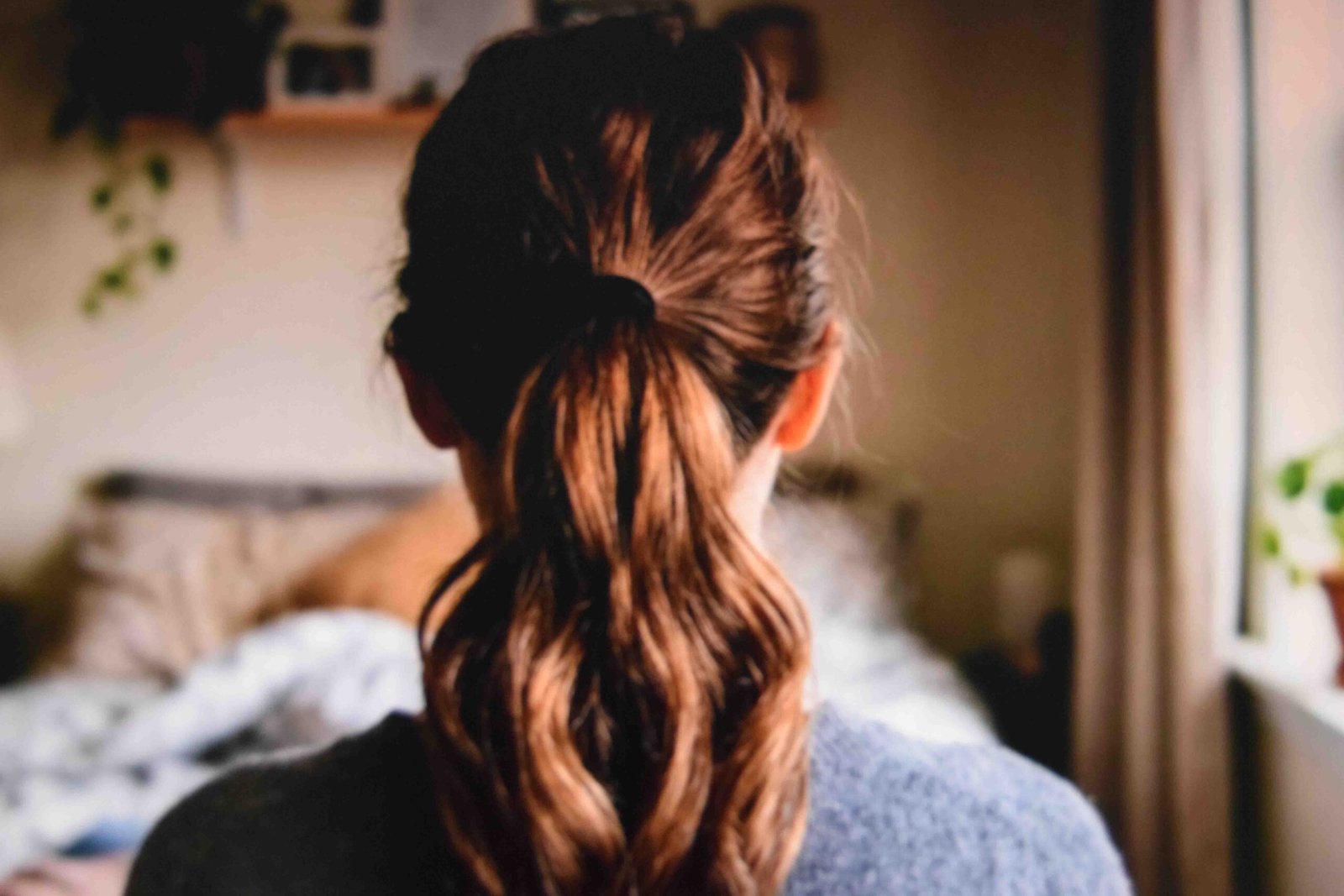 A gathered ponytail held by one band with lift through the roots
