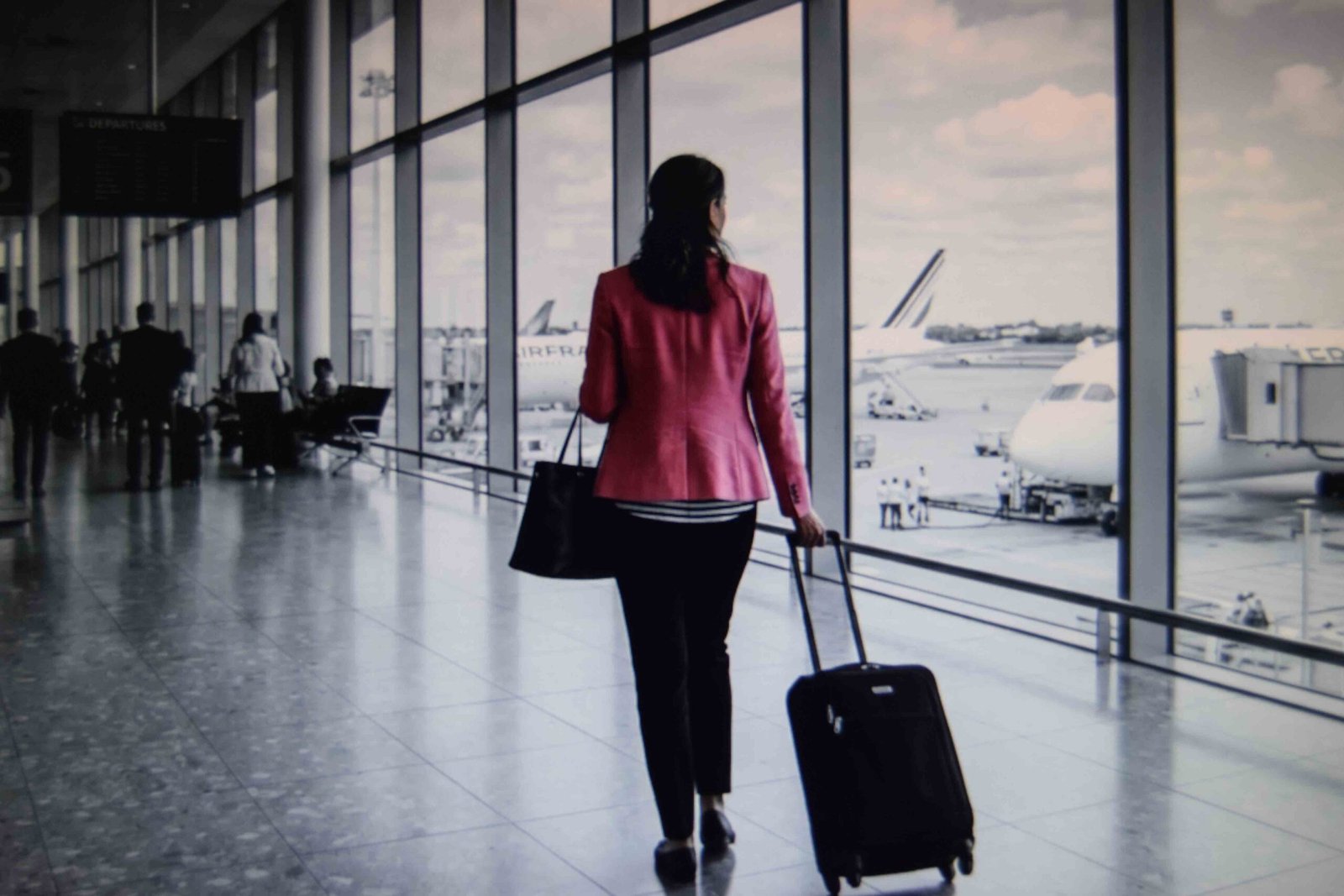 A single coloured blazer anchoring one of the more chic travel outfits for women