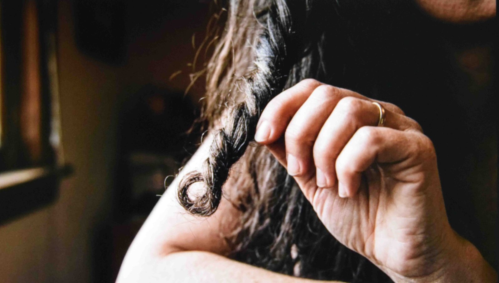 Unwashed hair holding a twist showing how to deal with oily hair using its grip