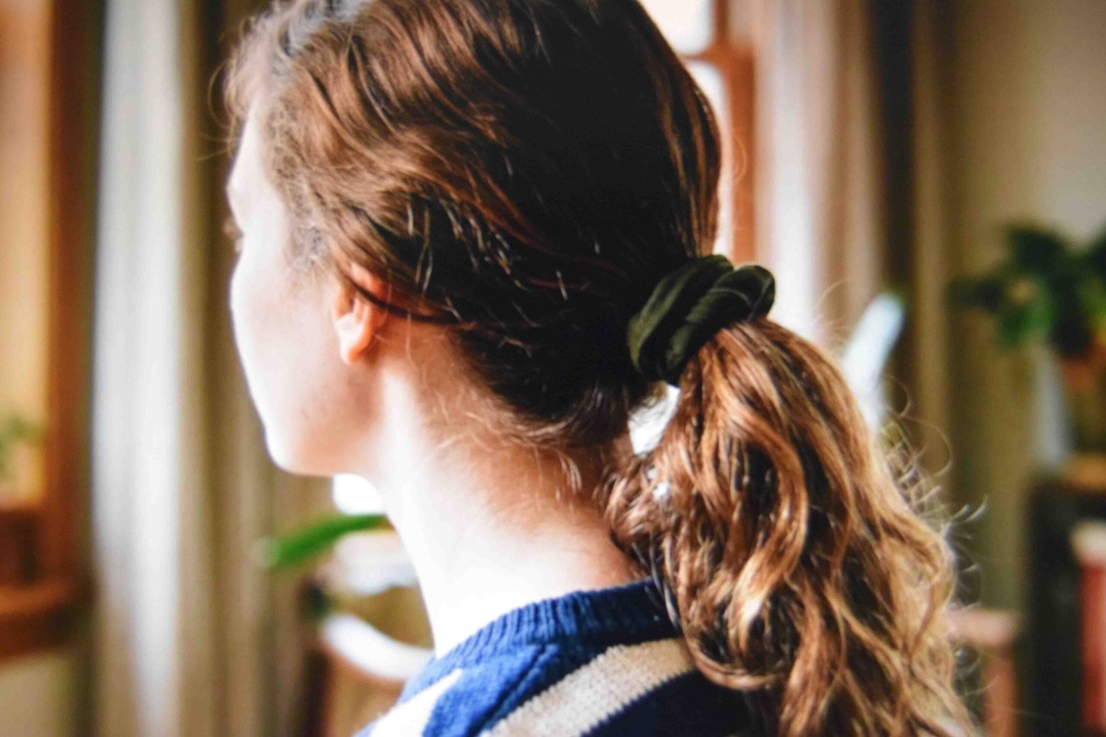 A loose ponytail with a fabric elastic to reduce tension on the hair follicles