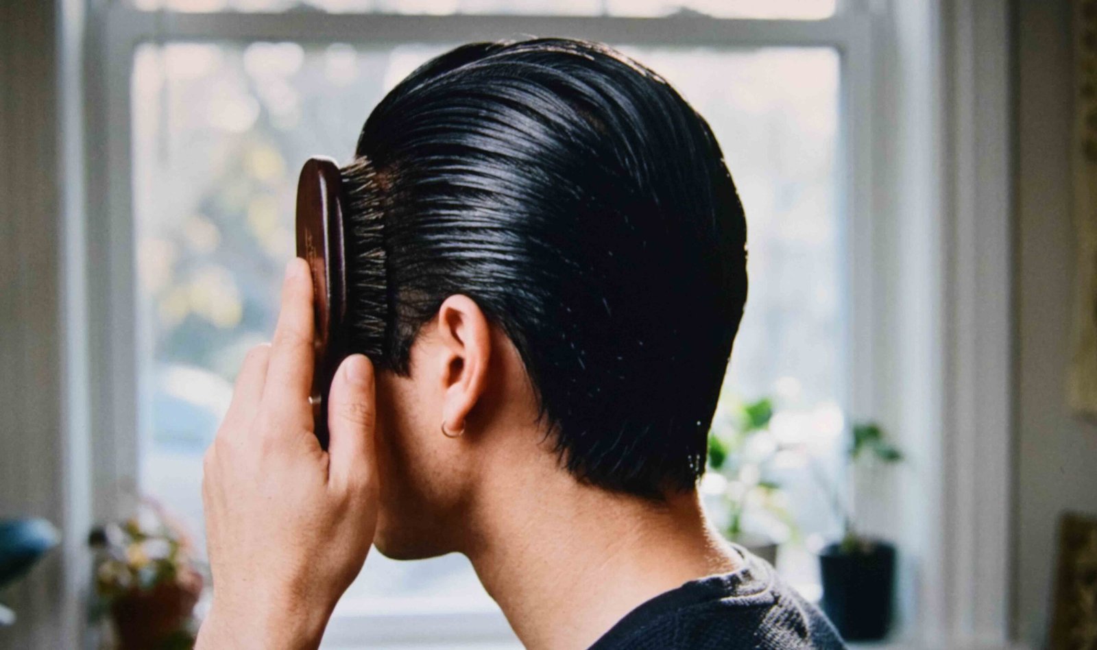 A slicked back sweep that turns shine into a polished finish on greasy hair