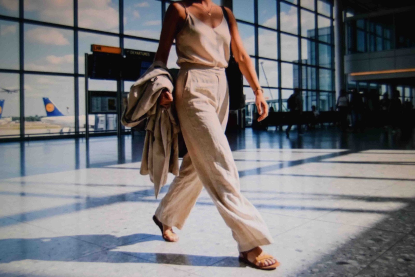 Lightweight summer airport outfits women can wear through humidity and heat