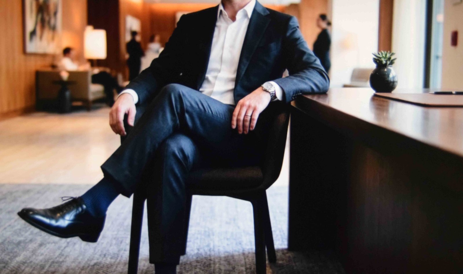 A dark suit and coordinated socks as a wedding outfit for men guest